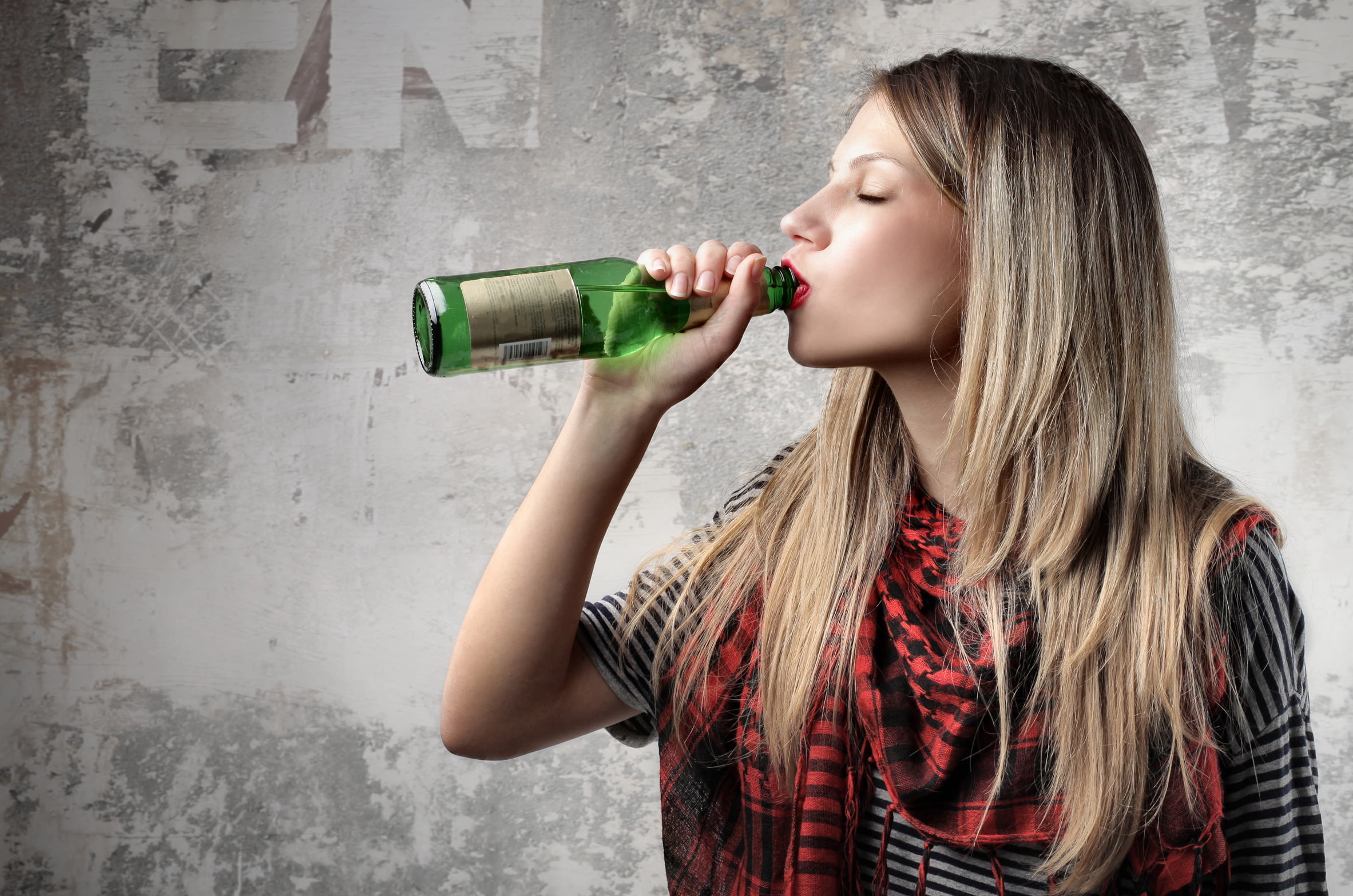 Подросток много пьет. Пьющая женщина. Женщина пьет алкоголь. Девушка пьет пиво.